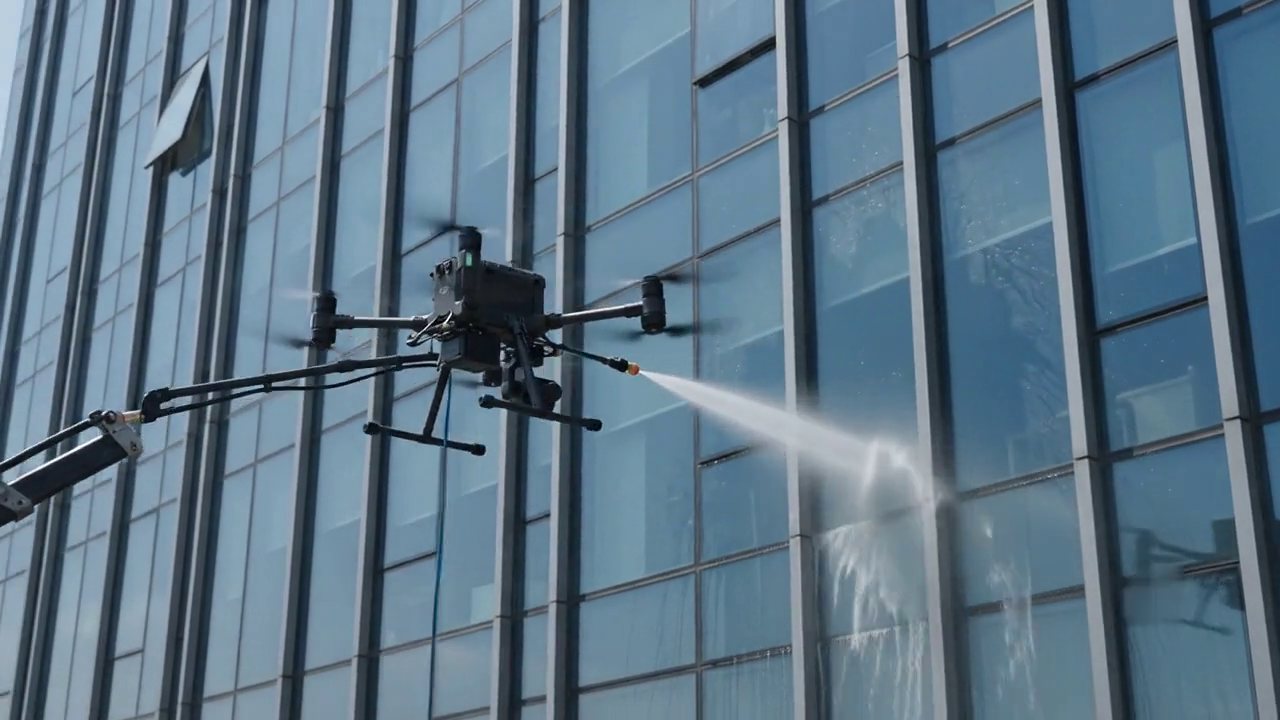 Dron pere staklenu fasadu zgrade
