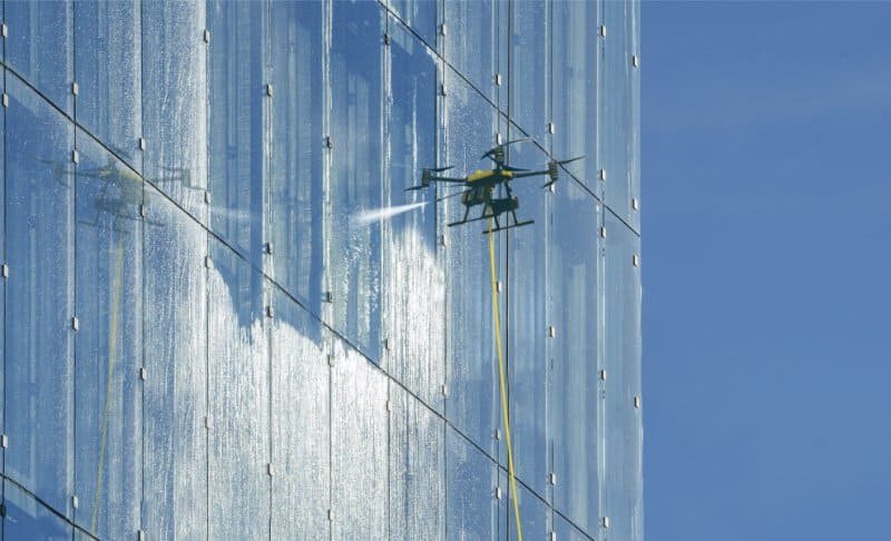 Dron pere staklenu fasadu